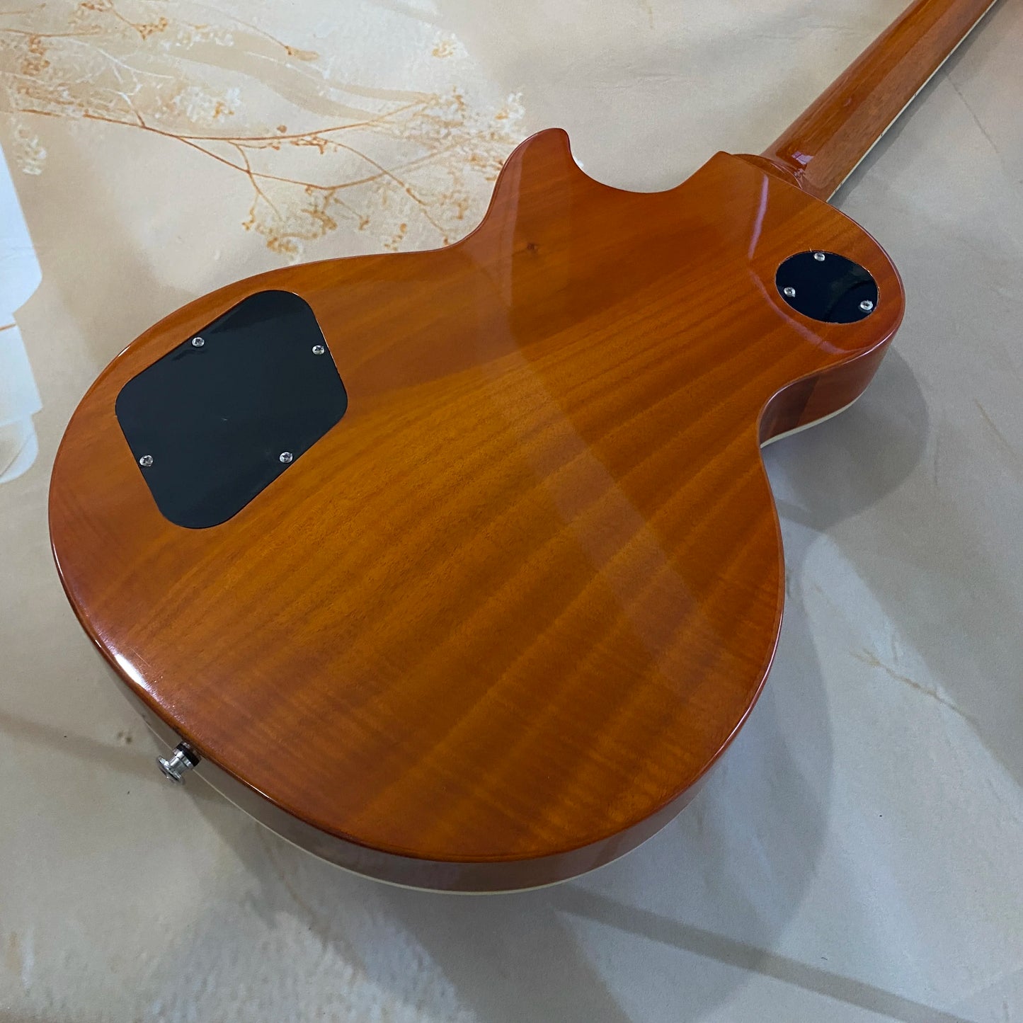 6-string electric guitar, rosewood fretboard, 22 frets, flame maple veneer, mahogany body, chrome hardware, handcrafted