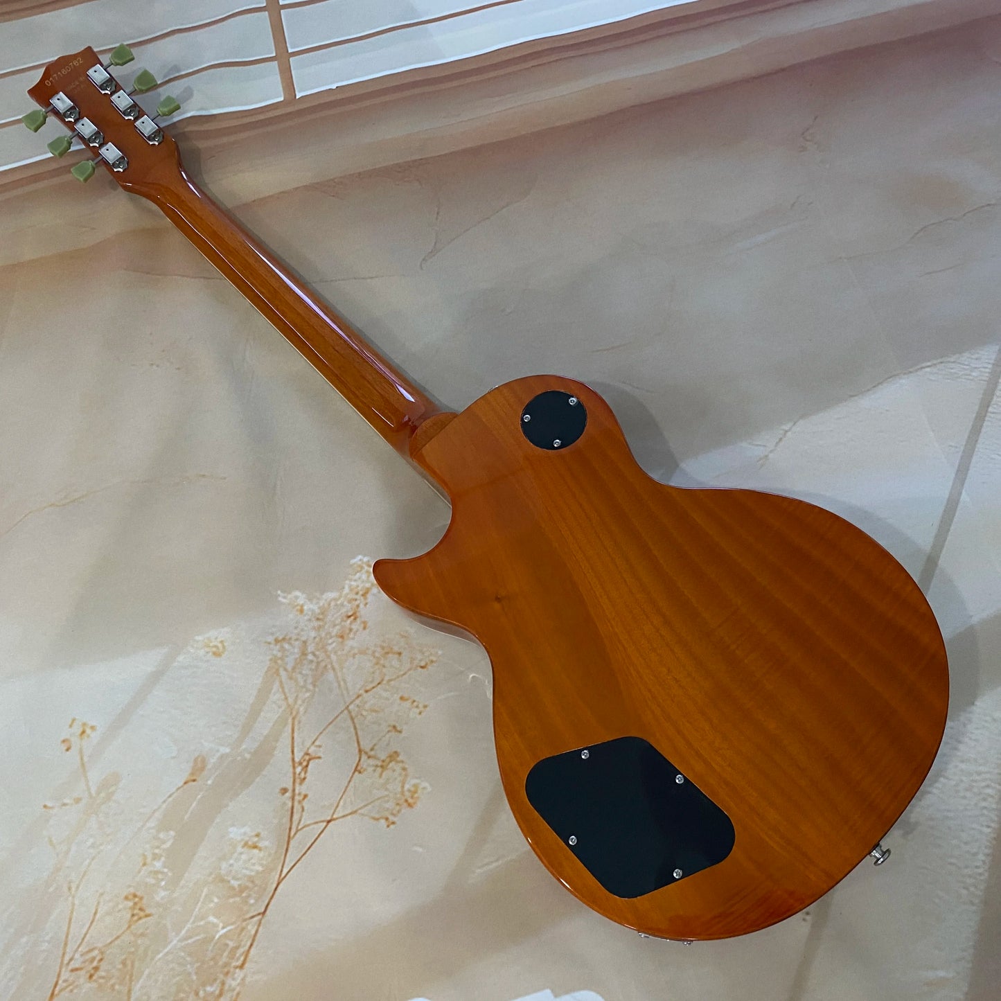 6-string electric guitar, rosewood fretboard, 22 frets, flame maple veneer, mahogany body, chrome hardware, handcrafted